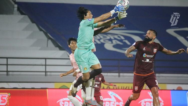 Aksi kiper Persik Kediri, Adi Satryo, dalam pertandingan Liga 1 kontra Borneo FC, Sabtu (08/01/22). - INDOSPORT