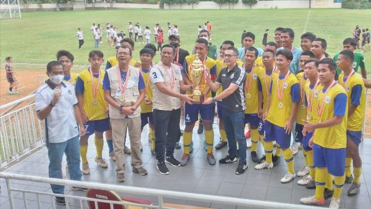 Wali kota Jakarta Selatan, Munjirin (tengah), ikut larut dalam selebrasi juara PSJS Jaksel di Piala Soeratin U-17, Minggu (9/1/22).