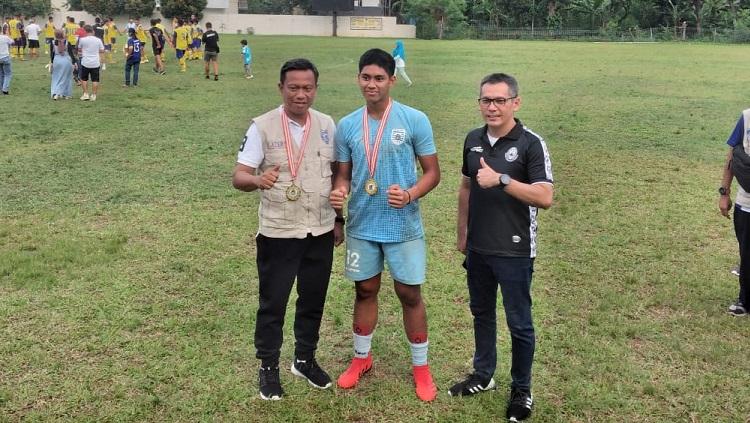 Wali kota Jakarta Selatan, Munjirin, berfoto bareng kiper PSJS Jaksel di Stadion Ciracas, Minggu (9/1/22).