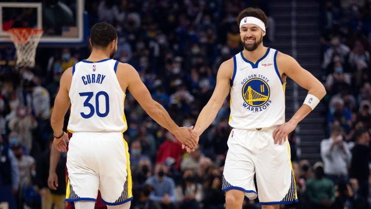 Stephen Curry dan Klay Thompson di laga Golden State Warriors vs Cleveland Calaviers (10/01/22).