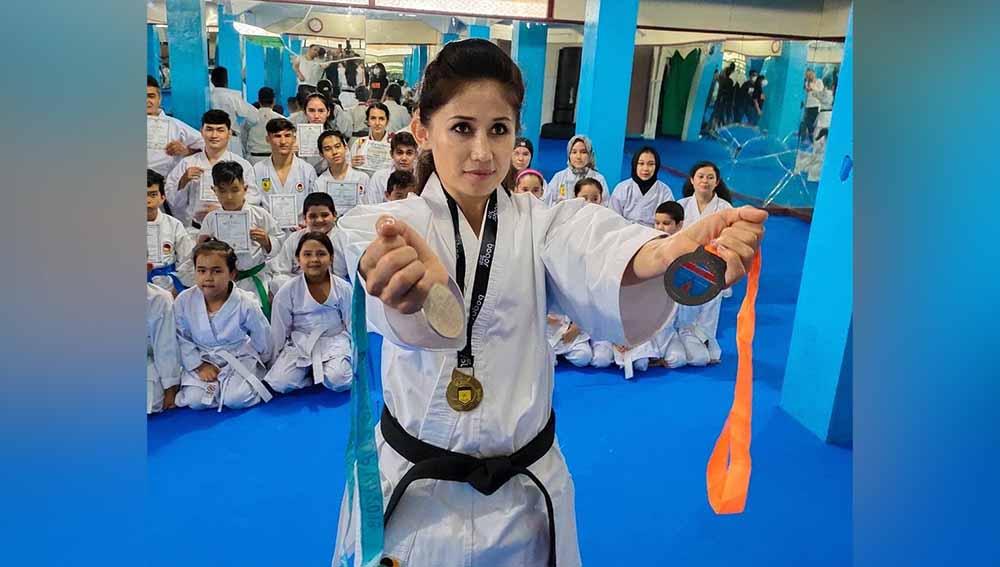 Melarikan diri ke Indonesia saat negaranya berkonflik, karateka Afghanistan, Meena Asadi, mewakili suara pengungsi yang menanti direlokasi ke negara permanen. - INDOSPORT