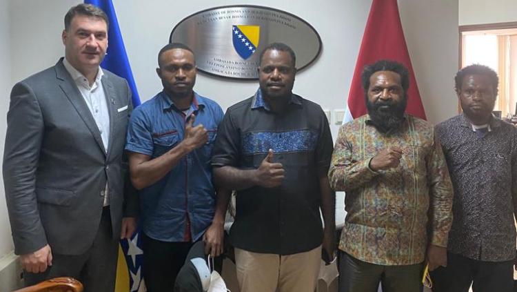 Meski tak dapat menit bermain di laga resmi musim lalu, pemain asal Papua ini dipastikan bakal tetap bertahan dan siap debut bersama klub Eropa musim depan. - INDOSPORT