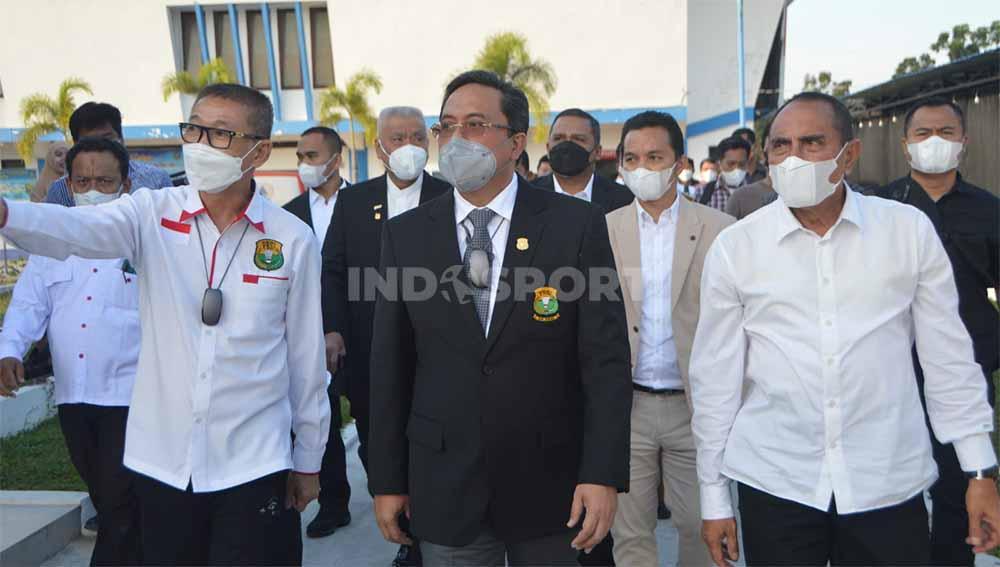 Ketum PP PBSI, Agung Firman Sampurna (tengah), didampingi Gubernur Sumut, Edy Rahmayadi (kanan) dan Ketum Pengprov PBSI Sumut, Suripno Ngadimin (kiri), saat meninjau GOR Bulutangkis Sumut.