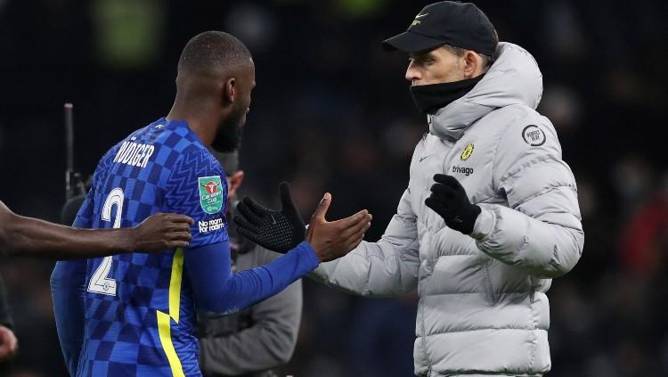 Antonio Rudiger dan Thomas Tuchel pasca laga Tottenham Hotspur vs Chelsea, Kamis (13/01/22). Peter Cziborra/Reuters