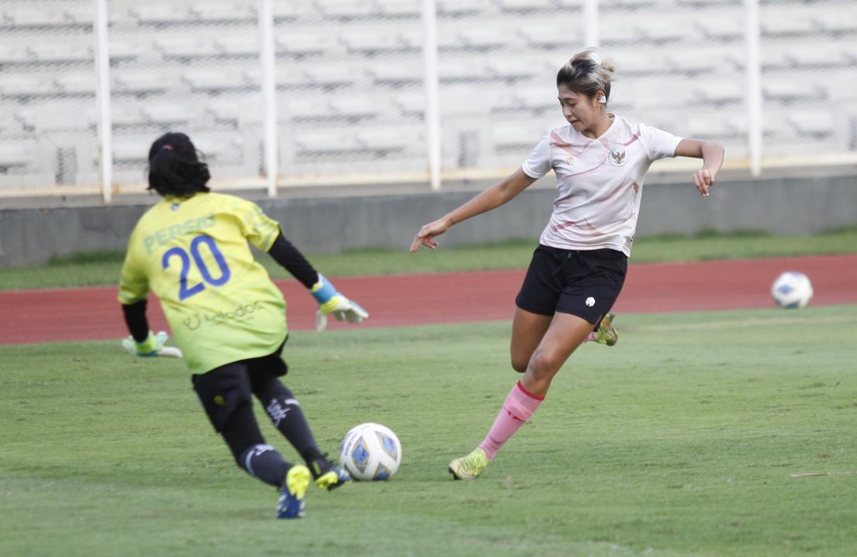 Pemain Timnas wanita Indonesia, Zahra Muzdalifah (kanan) secara resmi menandatangani kontrak profesional dengan klub Jepang, Cerezo Osaka Yanmar Ladies.