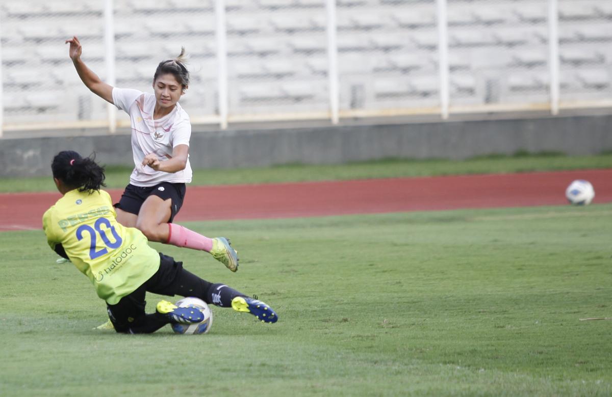 Aksi penyerang Timnas Putri Indonesia Zahra Musdalifah pada laga uji coba melawan Persib di Stadion Madya Senayan, Jakarta, Kamis (13/01/22). Timnas menang 10 gol tanpa balas.