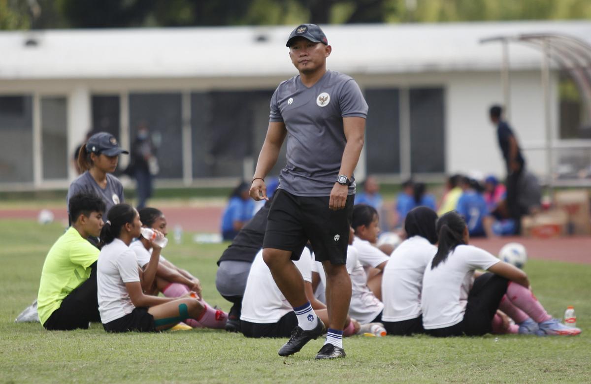 Pelatih Timnas Putri Indonesia, Rudy Eka Priyambada di laga uji coba menghadapi Persib Bandung di Stadion Madya Senayan, Jakarta, Kamis (13/01/22). Timnas menang 10 gol tanpa balas.