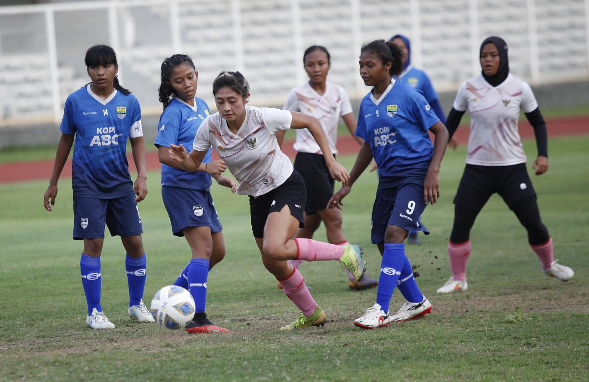 Timnas putri Indonesia berhasil menang telak ketika beruji coba dengan Persib Bandung jelang Piala Asia Wanita 2022. Srikandi Garuda menang dengan skor 10-0. - INDOSPORT