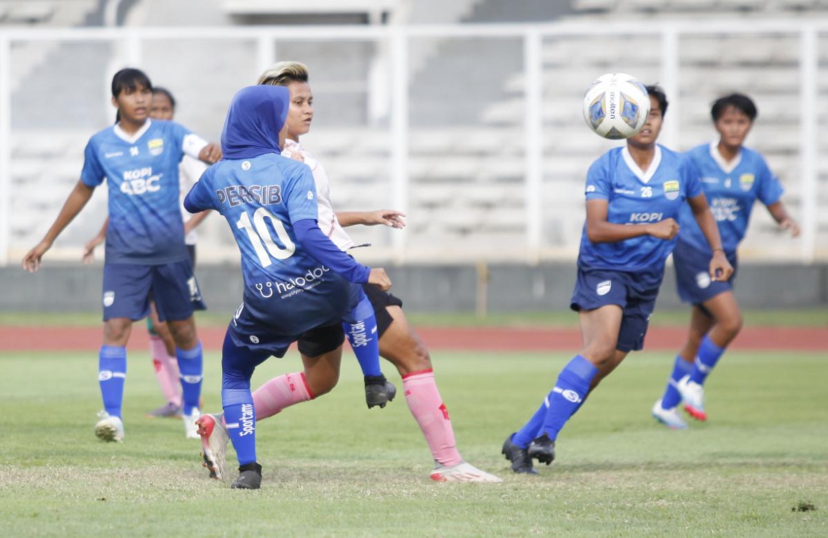 Timnas Putri Indonesia menggelar laga uji coba menghadapi Tim Persib Bandung di Stadion Madya Senayan, Jakarta, Kamis (13/01/22). Timnas menang 10 gol tanpa balas.