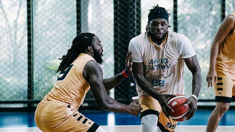 Pemain asing Dewa United Surabaya Dishon Lowery mengakui makin menyatu dengan tim jelang IBL 2022. Foto: Official Dewa United.