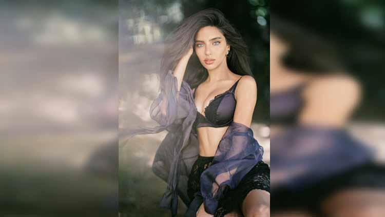 Sara Arfaoui pakai lingertie hitam Copyright: Vicoolya & Saida/Triangle News