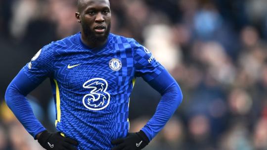 Romelu Lukaku terlihat lesu di laga Manchester City vs Chelsea, Sabtu (15/01/22). (REUTERS/Peter Powell)