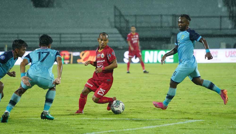 Gelandang sayap Persija Jakarta, Riko Simanjuntak sudah sembuh dari covid-19 dan bisa bermain saat melawan Arema FC di Liga 1. - INDOSPORT