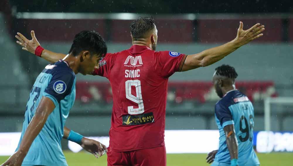 Kekecewaan striker Persija, Marko Simic (tengah) atas keputusan wasit pada pekan ke-20 Liga 1 2021/2022, Sabtu (15/01/21).