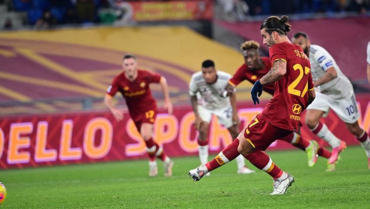 Gelandang AS Roma, Sergio Oliveira saat melakukan tendangan penalti melawan Cagliari. (Twitter.com/OfficialASRoma) - INDOSPORT