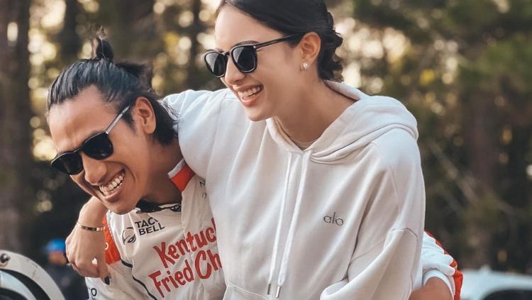 Pembalap kondang Sean Gelael mengunggah potret mesra bersama kekasih tercinta, Naarah Joesoef, saat keduanya berlibur di Pulau Bali. - INDOSPORT