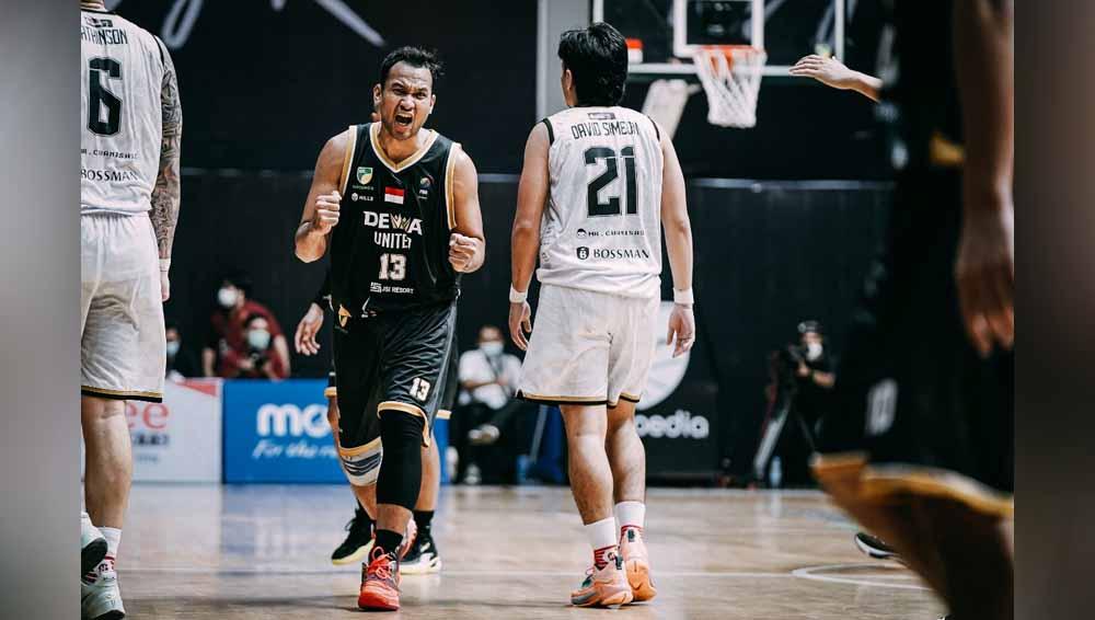 Dewa United Surabaya merebut kemenangan dari Bima Perkasa Jogja pada seri pertama IBL 2022 di Hall Basket Senayan, Senin (17/01/22).