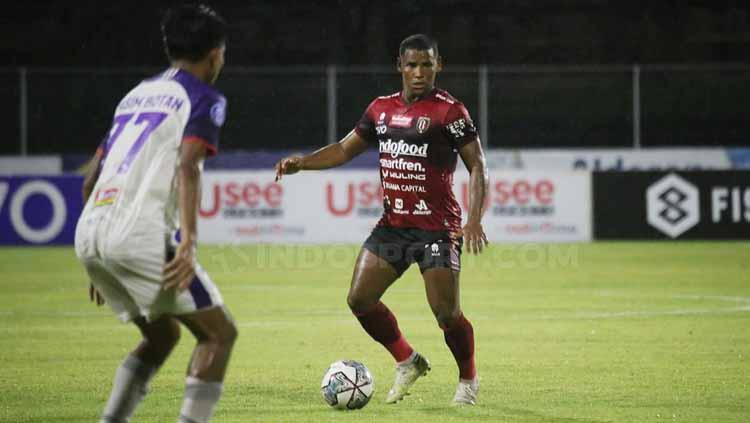 Gelandang Bali United, Eber Bessa dalam pertandingan lawan Persita Tangerang. Foto: Nofik Lukman Hakim/INDOSPORT - INDOSPORT