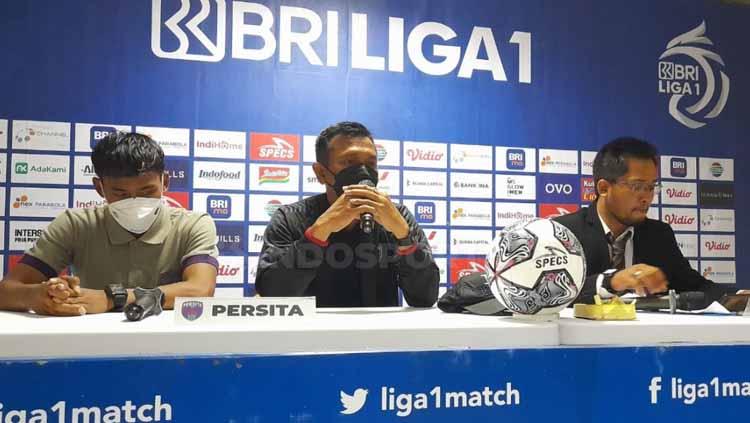 Pelatih Persita, Widodo Cahyono Putro (tengah) didampingi kapten tim, M Toha. Foto: Nofik Lukman Hakim/INDOSPORT
