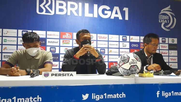 Pelatih Persita, Widodo Cahyono Putro (tengah) didampingi kapten tim, M Toha. Foto: Nofik Lukman Hakim/INDOSPORT - INDOSPORT