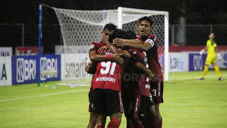 Perayaan gol para pemain Bali United ke gawang Persita Tangerang. Foto: Nofik Lukman Hakim/INDOSPORT