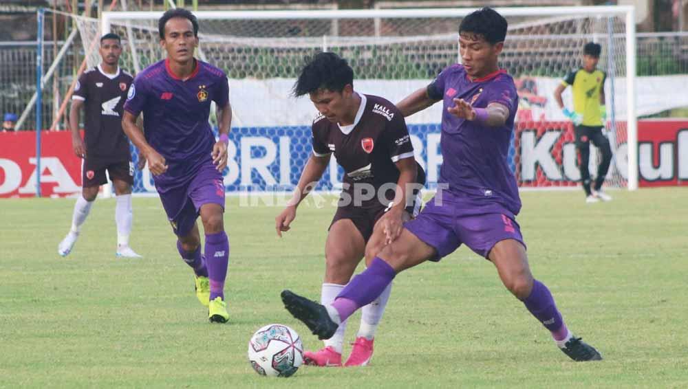 Duel pemain Persik Kediri dengan PSM Makassar dalam lanjutan Liga 1 2021/2022. Foto: Nofik Lukman Hakim/Indosport.com - INDOSPORT