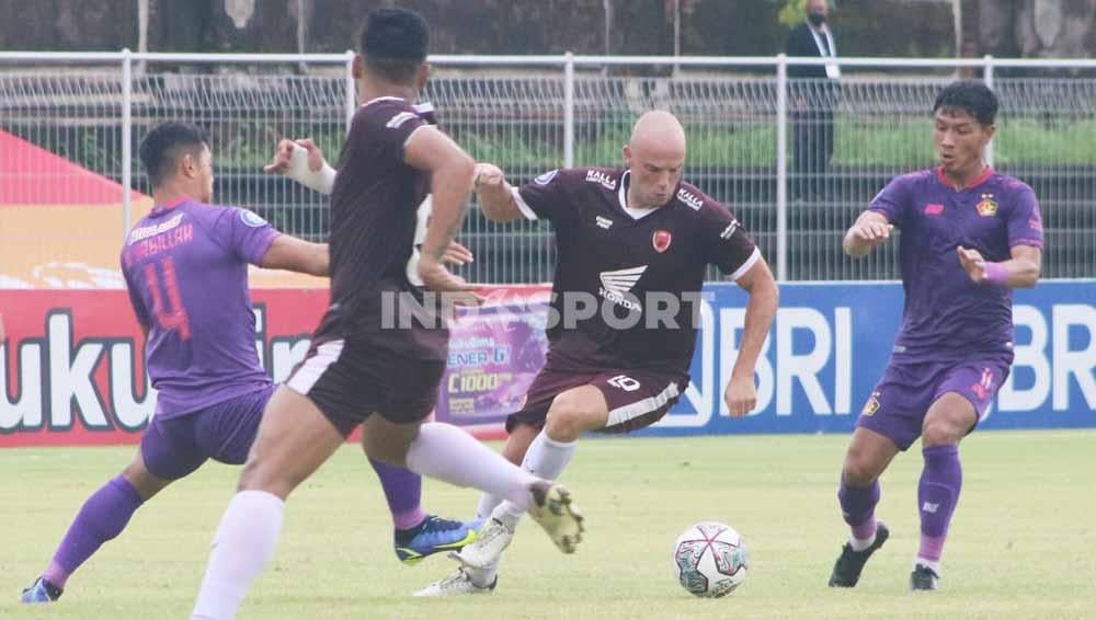 Penyerang PSM Makassar, Anco Jansen mendapat pengawalan ketat dari pemain Persik Kediri dalam lanjutan kompetisi Liga 1 2021/2022 di Stadion Ngurah Rai, Denpasar, Selasa (18/01/22). Foto: Nofik Lukman Hakim/Indosport.com - INDOSPORT