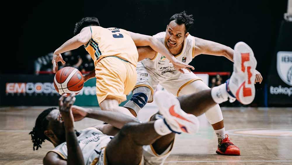 Dewa United Surabaya berhasil memetik kemenangan atas Satya Wacana Salatiga pada laga IBL 2022, Selasa (18/01/22). Foto: Dewa United