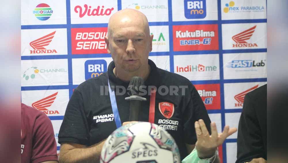 Pelatih PSM Makassar, Joop Gall, sangat murka terhadap anak asuhnya setelah gagal meraih kemenangan melawan PSS Sleman di pekan ke-28 BRI Liga 1 2021/22. Foto: Nofik Lukman Hakim/Indosport.com