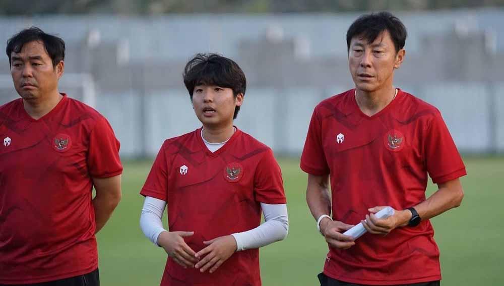 Terkait 'perang dingin' dengan Haruna Soemitro selaku petinggi PSSI, Shin Tae-yong lebih memilih bungkam dan mengapresiasi dukungan fans. (Foto: Instagram@jeongseokseo) - INDOSPORT