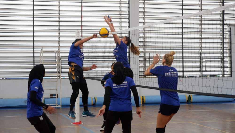 Tim bola voli putri Bandung BJB Tandamata matangkan persiapan untuk hadapi Jakarta Elektrik PLN, pada laga Proliga 2022 di GOR Padepokan Voli Jenderal Polisi Kunarto, Sentul, Bogor, Jumat (21/01/22). Foto: Humas Bandung BJB Tandamata - INDOSPORT