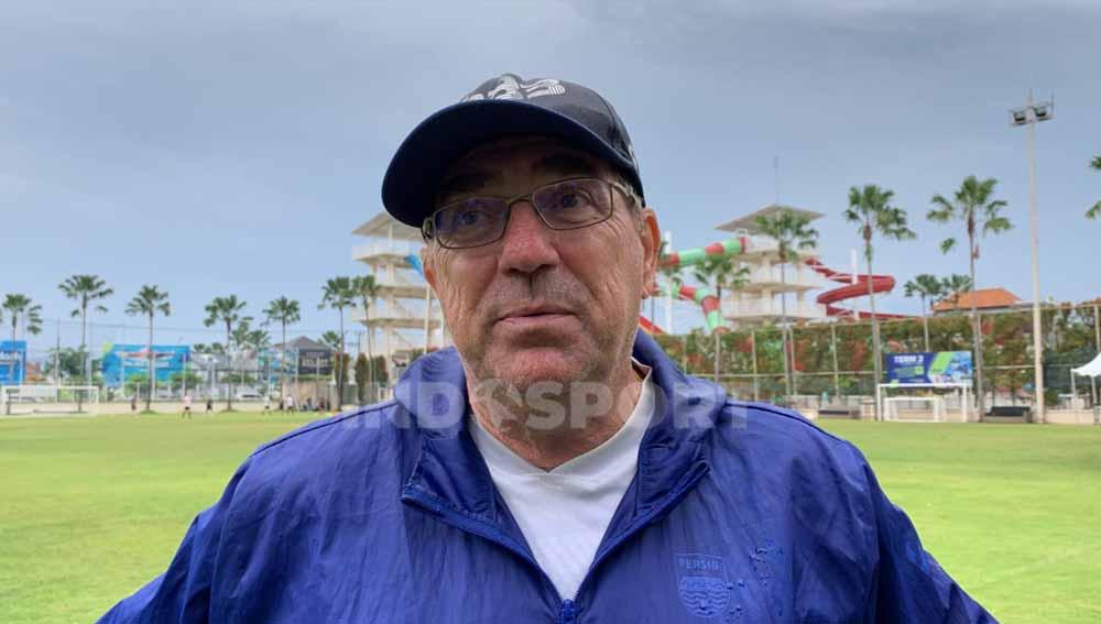 Pelatih Persib Bandung, Robert Rene Alberts, turut angkat bicara soal perginya Jafri Sastra dari Persela. Foto: Arif Rahman/Indosport.com. - INDOSPORT