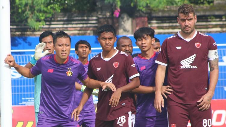 Gelandang PSM Makassar, Wiljan Pluim saat dikawal bek Persik Kediri, Risna Prahalabenta.