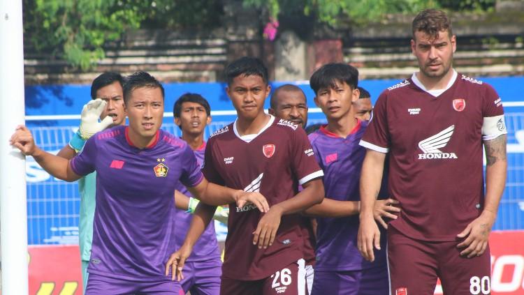 Gelandang PSM Makassar, Wiljan Pluim saat dikawal bek Persik Kediri, Risna Prahalabenta dalam lanjutan Liga 1. - INDOSPORT