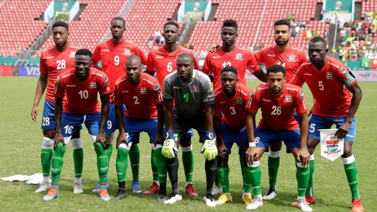 Para pemain Timnas Gambia berpose jelang laga melawan Mali di lanjutan grup F Piala Afrika 2021 (16/01/22). (REUTERS/Mohamed Abd El Ghany)