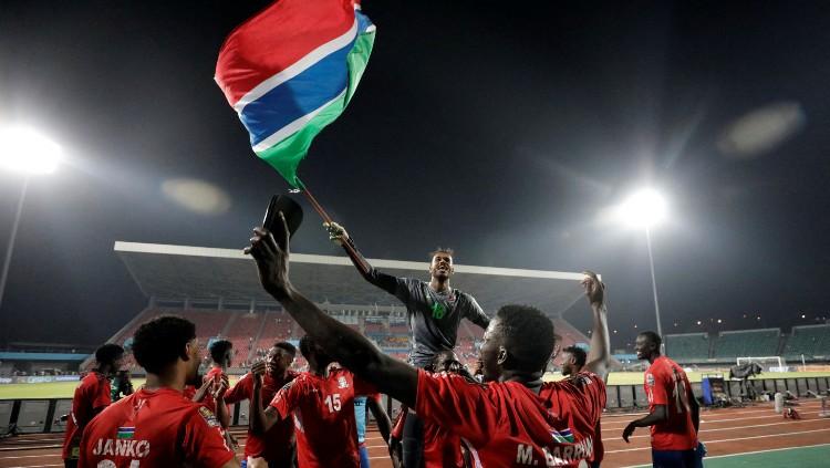 Para pemain Timnas Gambia merayakan keberhasilan lolos ke babak 16 besar Piala Afrika 2021 usai mengalahkan Tunisia di laga terakhir grup F (21/01/22). (REUTERS/Mohamed Abd El Ghany)