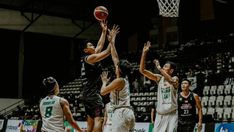 Pertandingan Bali United lawan Satya Wacana Salatiga dalam Indonesia Basketball League (IBL) 2022 seri pertama di Hall Basket Gelora Bung Karno, Senayan, Jakarta, Kamis (20/1/22). (Foto: Bali United)