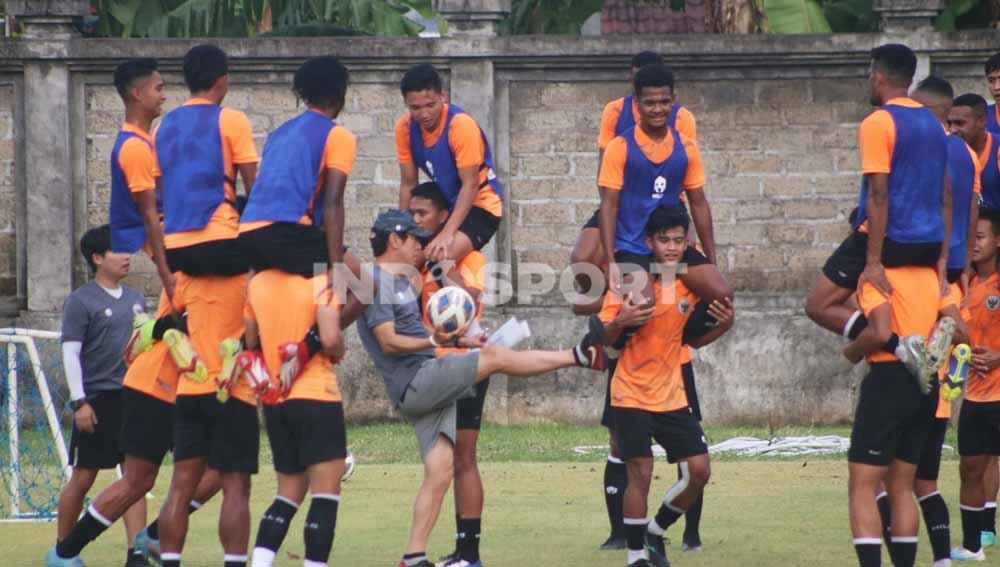 Pelatih Timnas Indonesia, Shin Tae-yong memaklumi adanya perubahan jadwal agenda uji coba lawan Timor Leste. Foto: Nofik Lukman Hakim/Indosport.com