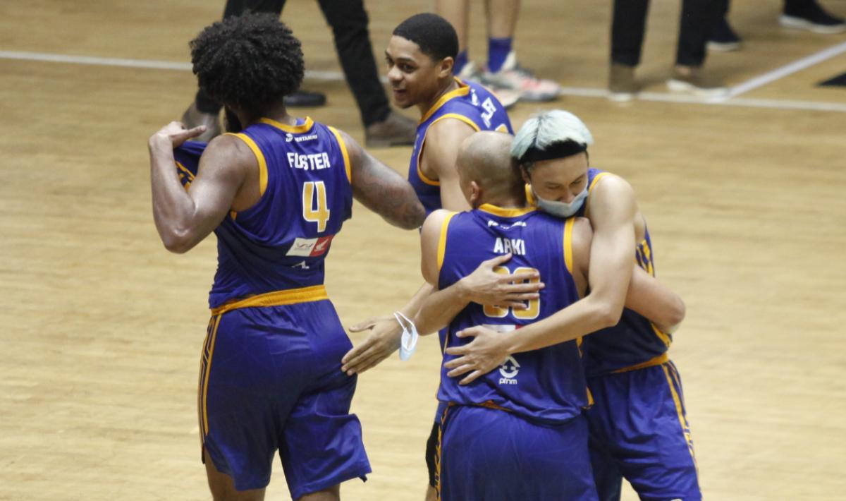 Satri Muda Pertamina secara dramatis mampu mengalahkan perlawan Prawira Bandung pada seri I Jakarta IBL 2022, Jumat (21/01/22). SM menang dengan skor 68-66. - INDOSPORT