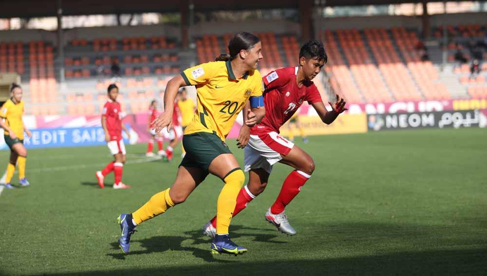 Samantha Kerr (kiri) saat dikawal ketat pemain Timnas Putri Indonesia pada Piala Asia Wanita 2020, Jumat (21/01/22).