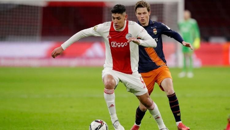 Edson Alvarez (depan) saat membela Ajax Amsterdam di laga melawan Willem II. (Foto: @EdsonAlvarez19/TWITTER) - INDOSPORT