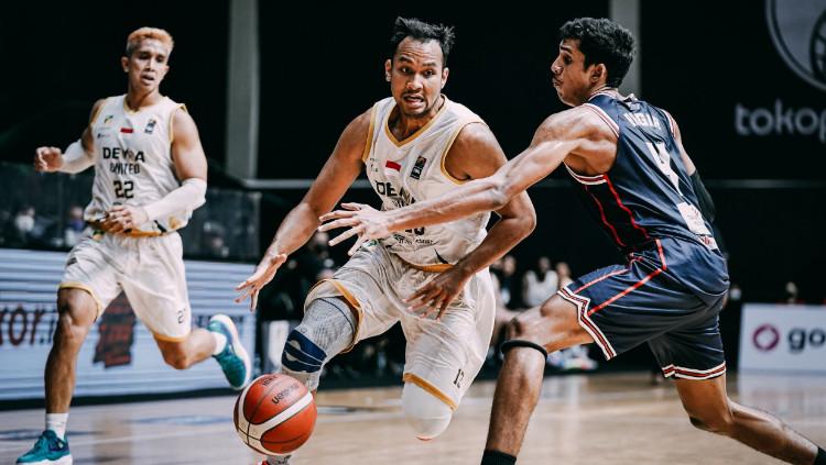Dewa United menang telak dari Indonesia Patriots dengan skor 71-44, Sabtu (22/01/22).