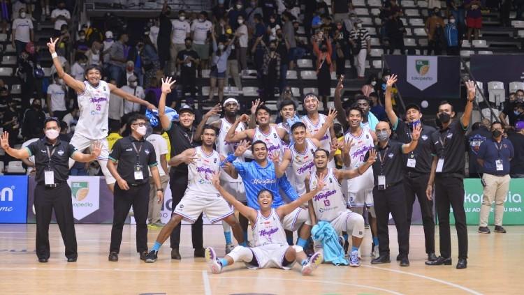 Skuat Amartha Hangtuah merayakan kemenangan di IBL 2022 Seri Pertama.
