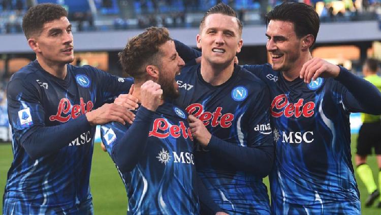 Dries Mertens Merayakan Gol Bersama Pemain Napoli di Liga Italia - INDOSPORT