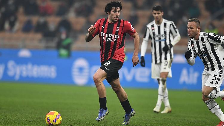 Pemain AC Milan, Sandro Tonali Saat Mengejar Bola di Liga Italia - INDOSPORT