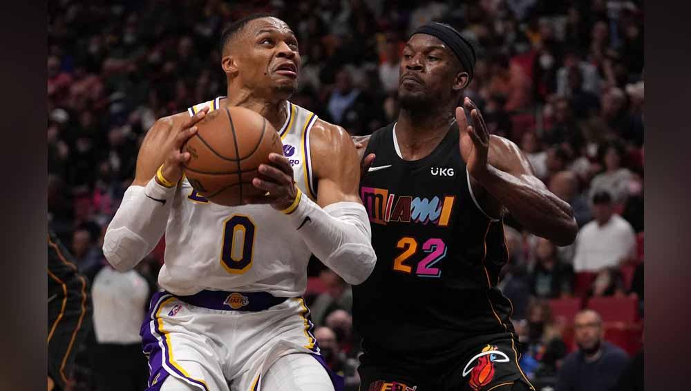 Berikut hasil NBA 2021-2022 hari ini, Senin (24/01/22) di mana Miami Heat merebut puncak klasemen Wilayah Timur usai membungkam Los Angeles Lakers. Foto: Reuters/Jasen Vinlove-USA TODAY Sports - INDOSPORT