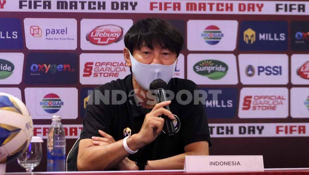 Pelatih Timnas Indonesia, Shin Tae-yong saat sesi konferensi pers di Seminyak, Bali. Foto: Nofik Lukman Hakim/Indosport.com.