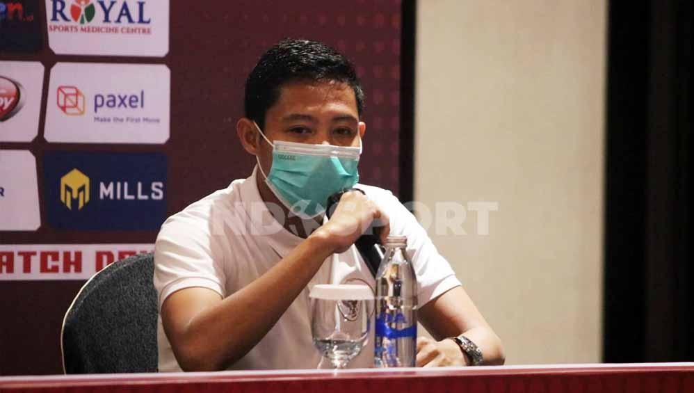 Kapten Timnas Indonesia, Evan Dimas Darmono, saat sesi konferensi pers di Seminyak, Bali. Foto: Nofik Lukman Hakim/Indosport.com.