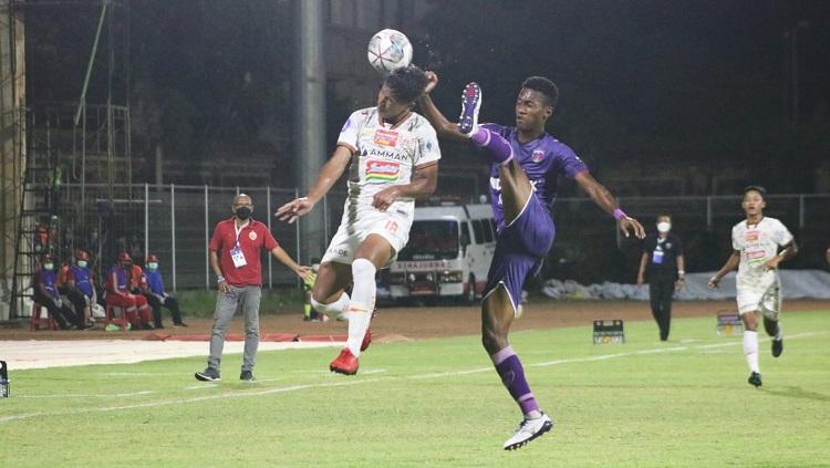 Duel winger Persija Jakarta, Alfriyanto Nico dengan bek Persita Tangerang, Altalariq Ballah dalam lanjutan Liga 1 2021/2022. Foto: Nofik Lukman Hakim/INDOSPORT