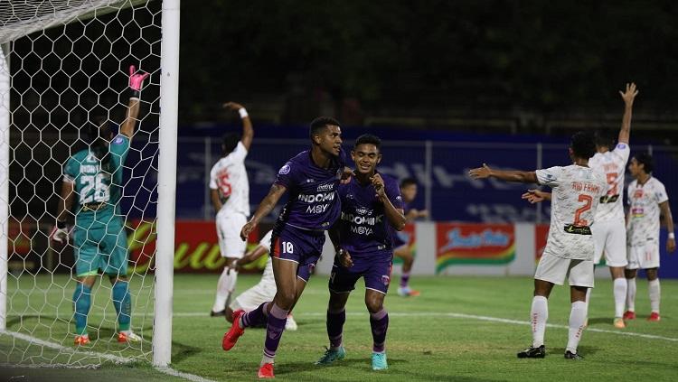 Miftahul Hamdi bersama Taylon Correa dalam pertandingan Liga 1 antara Persita Tangerang vs Persija Jakarta. - INDOSPORT